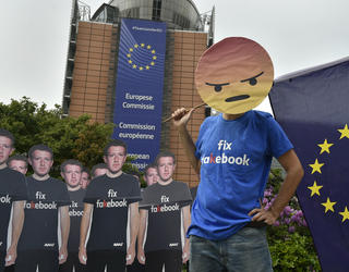 Manifestation devant le siège de l'Union Européenne à Bruxelles (Belgique) dénonçant le rôle de Facebook dans la propagation de fausses nouvelles.