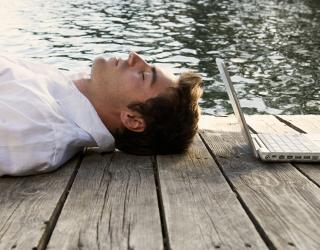 Homme au repos.