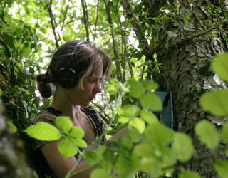 Camille Desjonquères vérifiant le fonctionnement d'un magnétophone
