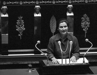 Simone Veil en 1974 © Gibert Uzan / Gamma-Rapho