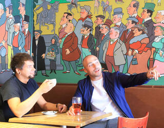 Deux hommes dans un café, une fresque dessinée en arrière-plan - France, Haute-Vienne (87), Limoges, rue Gondinet, Le Swing Café 