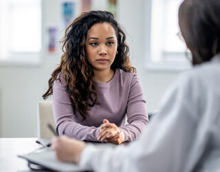 Une jeune femmes dans le cabinet de son médecin.