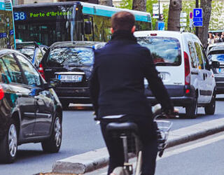 Le boulevard Saint-Michel à Paris, chaussée partagée entre les bus, les voitures, les vélos et les deux roues à moteur