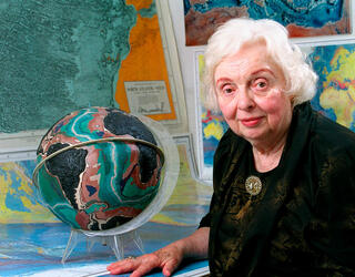 Marie Tharp en juillet 2001 (Photo Bruce Gilbert / Lamont-Doherty Earth Observatory and the estate of Marie Tharp)