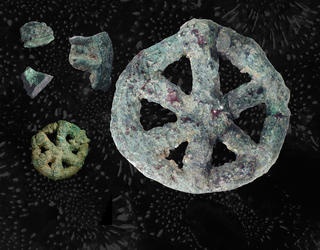 Objets rouillés dont une amulette