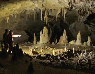 Spéléologues dans une grotte