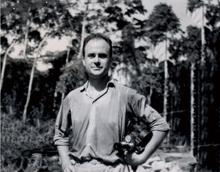 Portrait en noir et blanc de Jean Rouch