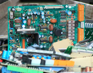 Cartes électroniques dans centre de tri