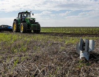 Un missile planté dans un champ cultivé où progresse un tracteur, Zaporijia, au sud-est de l'Ukraine.