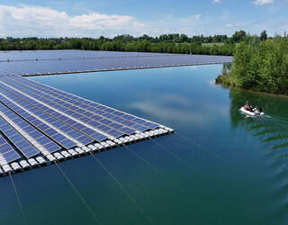 Les panneaux photovoltaïques sur le lac et les chercheur.e.s en bateau - extraite de la vidéo © CNRS - 2025