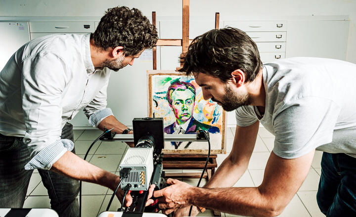 Installation d’une caméra particulière, un imageur multispectral de photoluminescence, par deux chimistes du patrimoine ; au fond on voit un tableau de R. Delaunay.