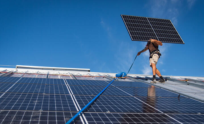 Installation de panneaux solaires sur le toit d’un bâtiment industriel à Saint-Jean-de-Maurienne en Savoie