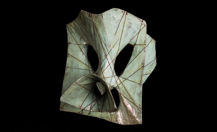 Surface cubique lisse, datant des années 1920-1930, moulée en matériau thermoplastique d’après un modèle en plâtre, attribué à Joseph Caron. © Cyril Frésillon / IHP / CNRS Images 