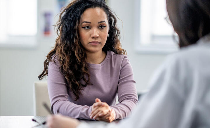 Une jeune femmes dans le cabinet de son médecin.
