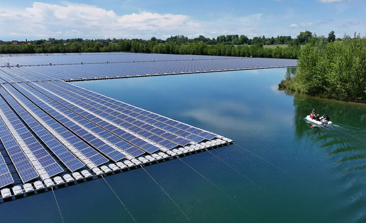 Les panneaux photovoltaïques sur le lac et les chercheur.e.s en bateau - extraite de la vidéo © CNRS - 2025