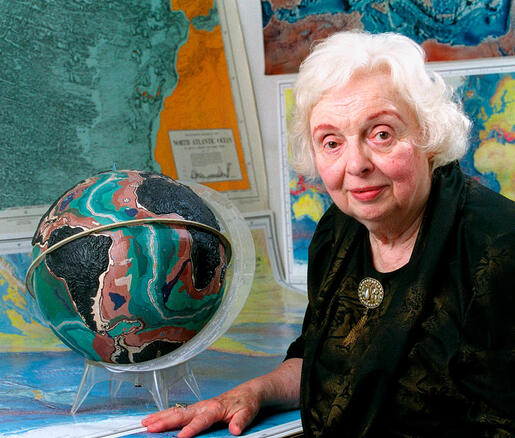 Marie Tharp en juillet 2001 (Photo Bruce Gilbert / Lamont-Doherty Earth Observatory and the estate of Marie Tharp)