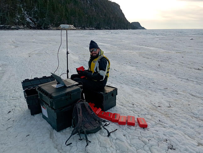  Bureau improvisé sur la glace permet de contrôler à distance les téléphones © Antonin Eddi, BicWin2024, Laboratoire PMMH, CNRS