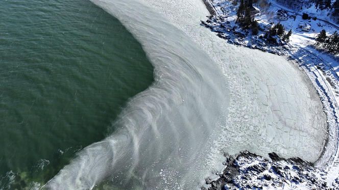 L’anse à Capelans est prise dans la glace © Amaury Fourgeaud, BicWin2024, Laboratoire PMMH, CNRS