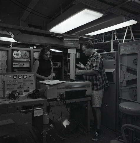 ©AIP Emilio Segrè Visual Archives, Gift of Bill Woodward, USNS Kane Collection Marie Tharp au travail avec Bruce Heezen à bord de l’USNS Kane, en 1968. AIP Emilio Segrè Visual Archives, Gift of Bill Woodward, USNS Kane Collection