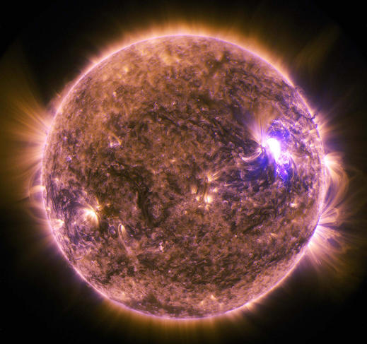 Éruption solaire capturée par la Nasa le 25 juin 2015. Les boucles, visibles au-dessus de la surface de l'étoile à droite, sont des émissions lumineuses de particules chargées qui filent le long de lignes de champ magnétique