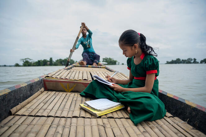 Une fillette de 10 ans fait ses devoirs sur la barque de son oncle pendant les inondations à Manikpur, dans l’Uttar Pradesh en Inde en juillet 2024