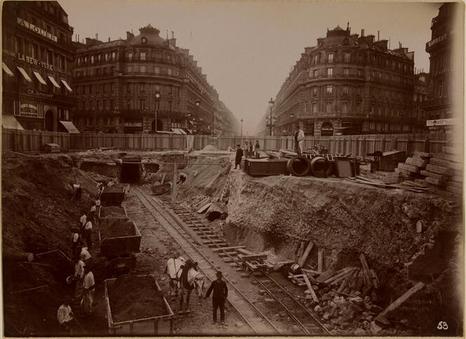 Photo de 1903 de la place de l’Opéra éventrée lors des travaux du métro. Photo C. Maindron CC0 Paris Musées, Musée Carnavalet-Histoire de Paris
