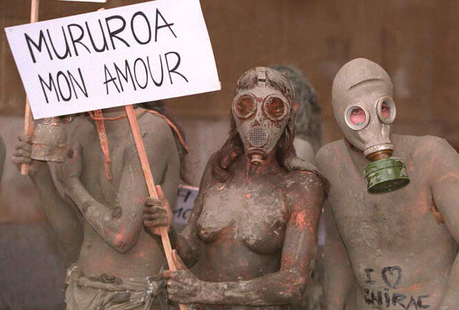 ©Jean-Pierre Muller / AFP Manifestants contre les essais nucléaires à Mururao en septembre 1995 à Toulouse. Des manifestations similaires ont eu lieu le même jour dans plusieurs villes de France, dont Paris. © Jean-Pierre Muller / AFP