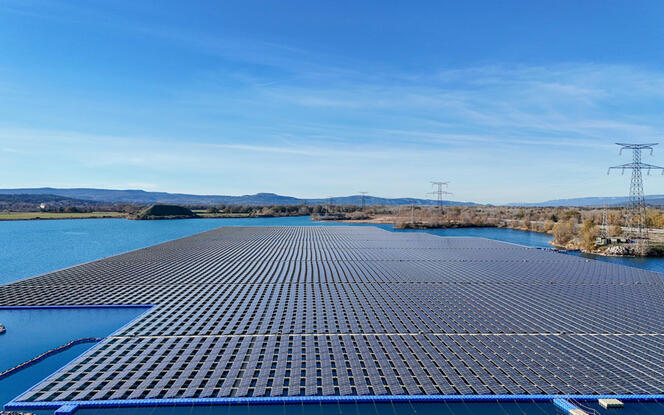 La centrale photovoltaïque flottante de Peyrolles-en-Provence prise en photo via un drone