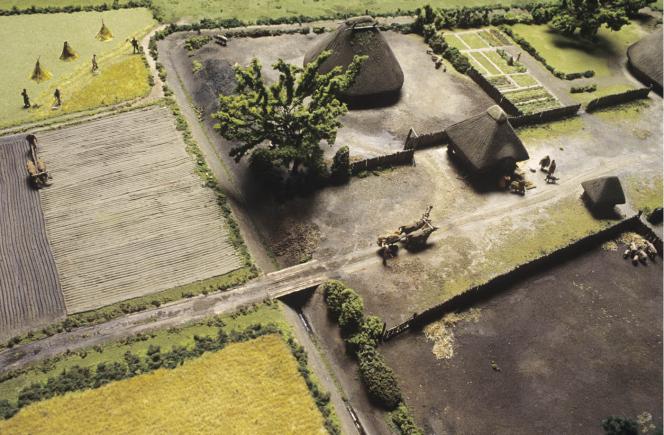 ©A. MAILLIER/BIBRACTE Reconstitution d'une ferme gauloise.