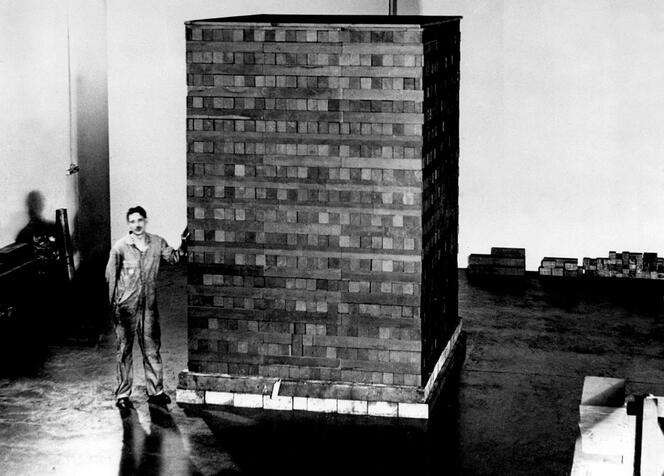 ©US Department of Energy, Historian's Office Un homme près d’une pile de blocs de graphite