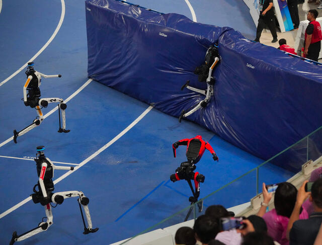Des robots terminent une course de 100 mètres dans un tapis amortisseur