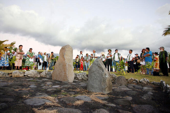 ©Grégory Boissy / AFP Membres de l’association des victimes des essais nucléaires « Mururoa e Tatou » forment un cercle autour du mémorial. © Grégory Boissy / AFP