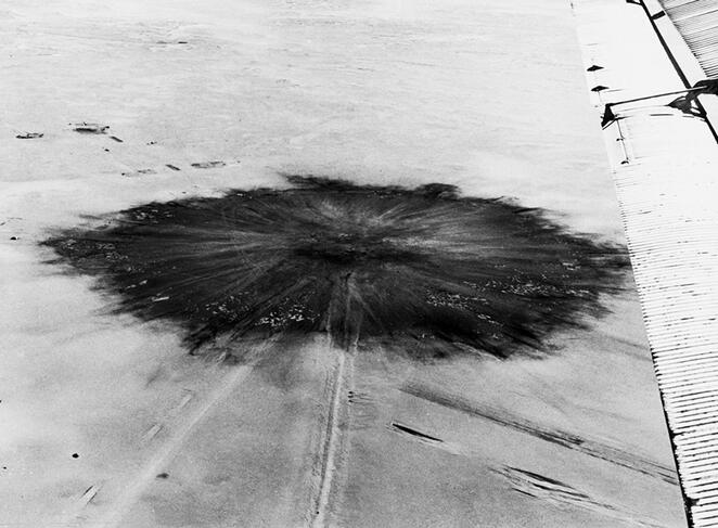 ©Dalmas / Sipa Cratère vu d’avion de l’épicentre de l’explosion de la première bombe atomique française (Sahara algérien, le 13 février 1960).