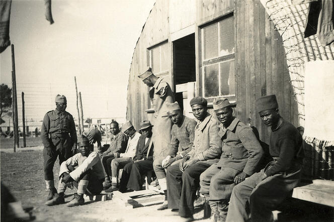 Tirailleurs prisonniers © Adoc-Photos / Coll. Boursaux