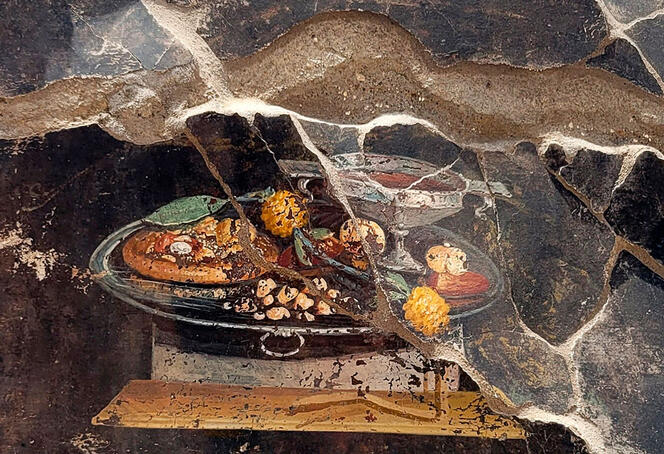 ©Éric Vandeville / Parco Pompeii / akg-images Sur un plateau de nourriture, l’ancêtre de la pizza