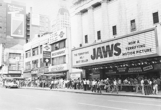 ©Universal / Everett / Aurimages File d'attente en 1975 devant le cinéma new-yorkais Rivoli, détruit en 1987 © Universal / Everett / Aurimages