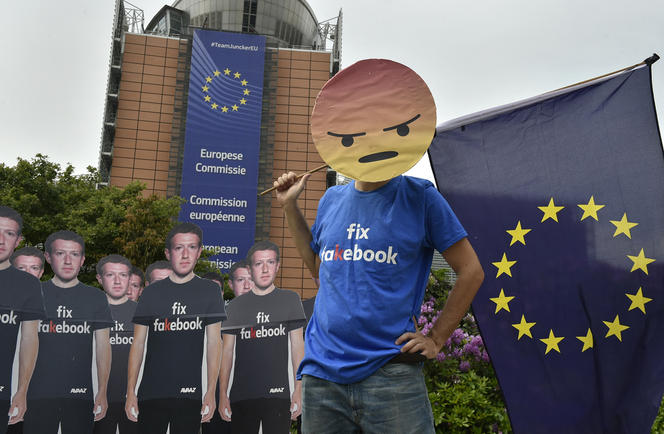 Manifestation devant le siège de l'Union Européenne à Bruxelles (Belgique) dénonçant le rôle de Facebook dans la propagation de fausses nouvelles.