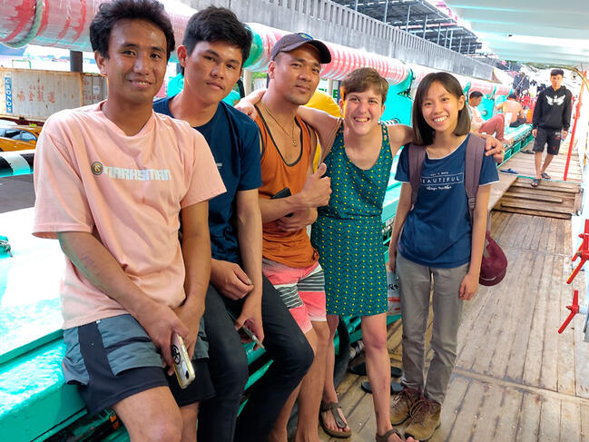 Beatrice Zani entourées par les membres d’un équipage philippin à Taïwan