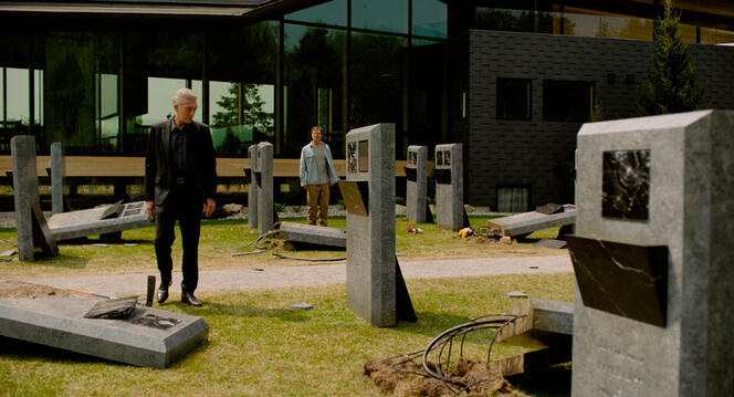 ©Prospero Pictures / SBS Productions / Saint Laurent - Collection ChristopheL - Film de David Cronenberg 2024 Image extraite du film, avec Vincent Cassel qui découvre les tombes vandalisées dont celle de sa femme