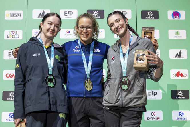 Championne du monde 2025 de para-escalade, à Séoul, Lucie Jarrige (au centre) est entourée de Sarah Larcombe (Autriche) et Daliya Hansen (États-Unis)