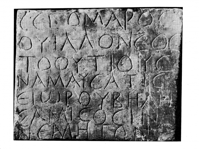 ©P.-Y. LAMBERT Inscription gallo-grecque sur un bloc de pierre.