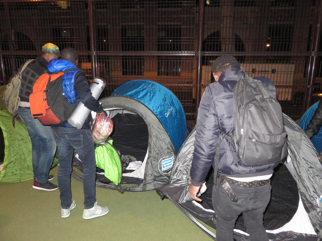 Jeunes migrants dans des campements