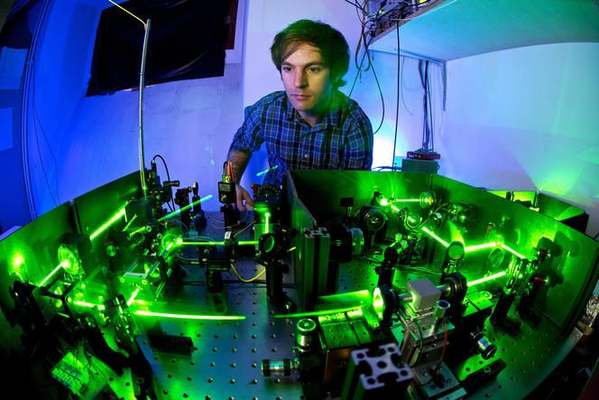 Source de photons intriqués utilisée lors d'expériences de physique quantique
