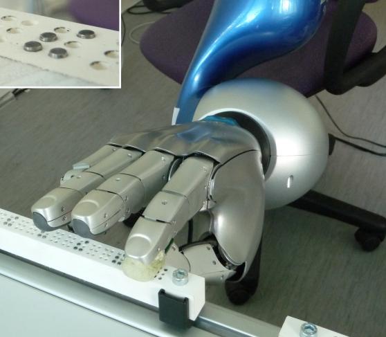 Main robotisée équipée de peau artificielle lisant le braille.