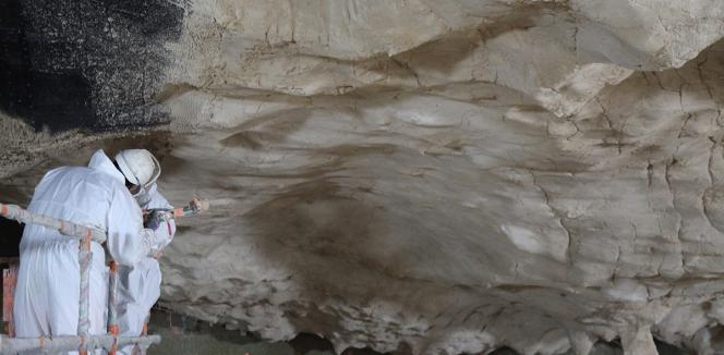 Réalisation du plafond de la réplique de la grotte Chauvet