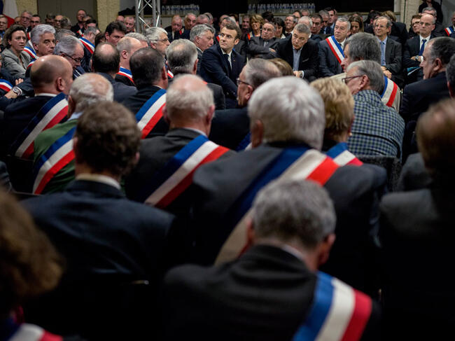 ©Théo Renaud / POOL / RÉA Le président de la République, E. Macron, cerné par des maires d’Occitanie à Souillac © Théo Renaud/POOL/RÉA