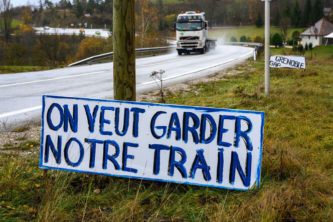 ©Pierre Gleizes / RÉA Un panneau sur une route avec la phrase «On veut garder notre train» © Pierre Gleizes/RÉA