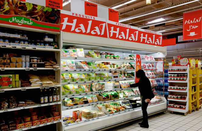Rayon de produits Halal dans un hypermarché Auchan