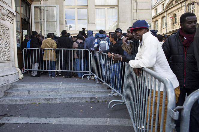 Demandeurs d'asile devant la mairie du 18ème arr. de Paris