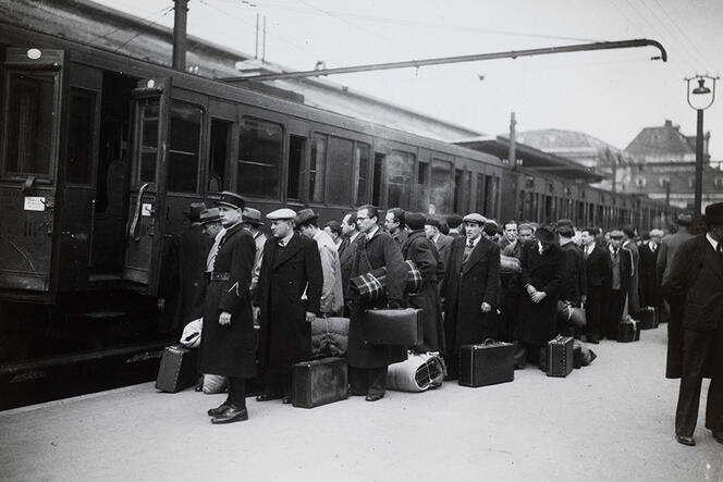 Convoi de juifs étrangers dans une gare